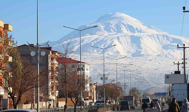 Beyaz gelinliğini giyen Ağrı Dağı'ndan kartpostallık görüntü