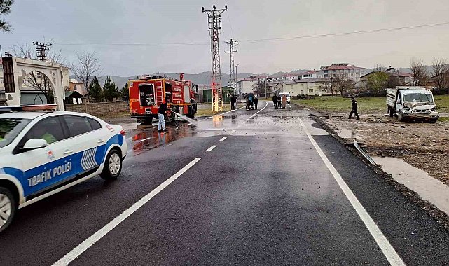 Bingöl'de kamyonet kaza yaptı