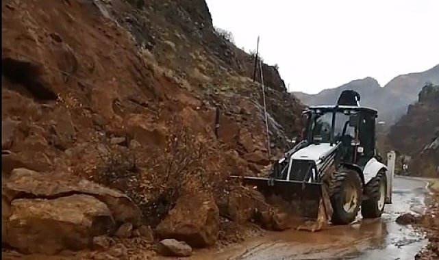 Bingöl'de kuvvetli sağanak heyelan getirdi: Yol açma çalışmaları sürüyor
