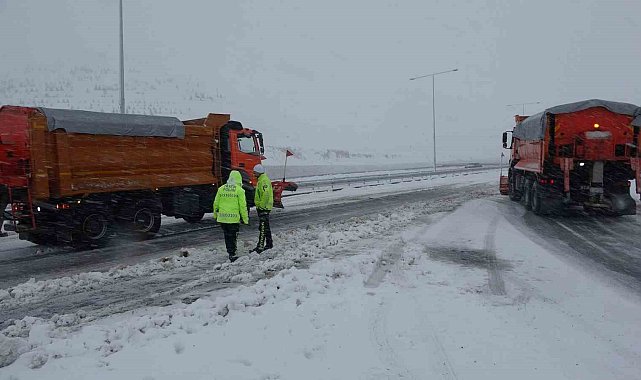Bitlis'te kar yağışı etkili oldu 100'e yakın araç yolda kaldı