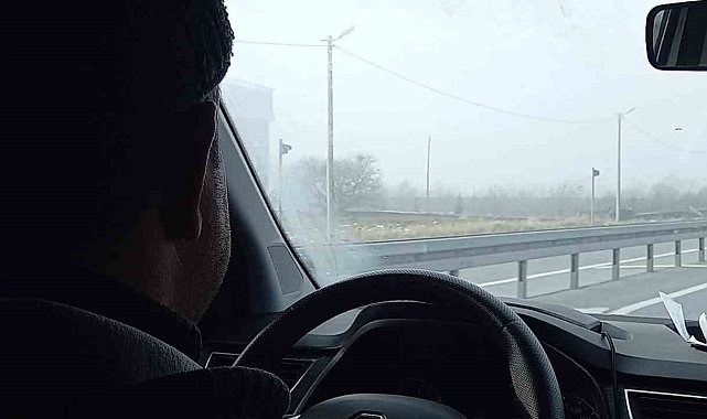 Bitlis'te yoğun sis nedeniyle sürücüler zor anlar yaşadı
