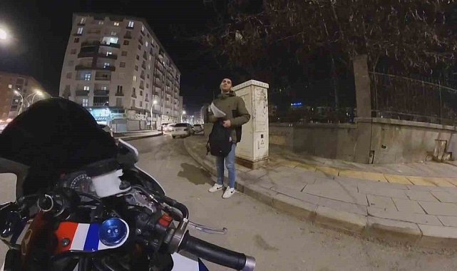 Böyle inat görülmedi: Vanlı gençlerin 'önce sen geç' inadı bir saat sürdü