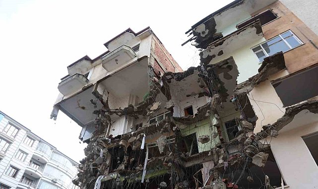 Böyle sağlam ağır hasarlı bina görülmedi: Üçüncü gününde zor yıkabildiler