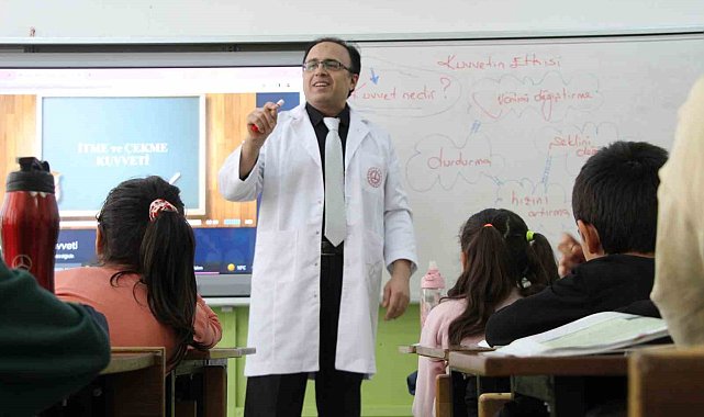 Boyu kısa diye neredeyse okula almayacaklardı, yılın öğretmeni seçildi