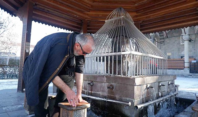 Buz tutan şadırvanda abdest alıyorlar