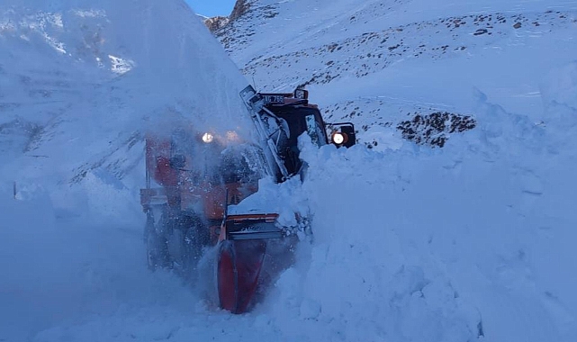 Çığ 2 aracı uçuruma yuvarladı