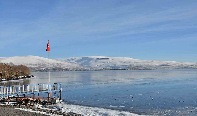 Çıldır Gölü'nün yüzeyi dondu