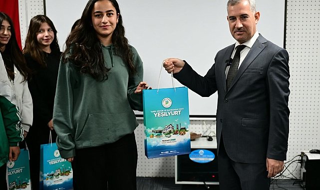 Çınar, üniversite sınavlarına hazırlanan öğrencilere TYT ve AYT hazırlık seti dağıttı