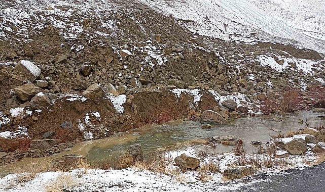 Dağdan kopan kaya parçaları köy halkını korkuttu