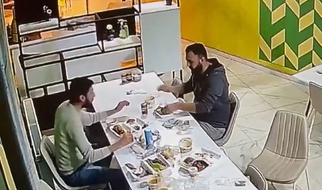 Depremde herkes kaçtı, onlar yemeğe devam etti