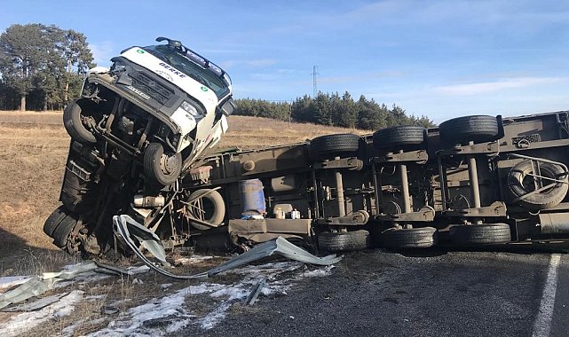 Devrilen kimyasal toz yüklü tır yolu kapattı