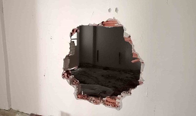 Duvarı delerek girdikleri 10 dairede ne var yok götürdüler