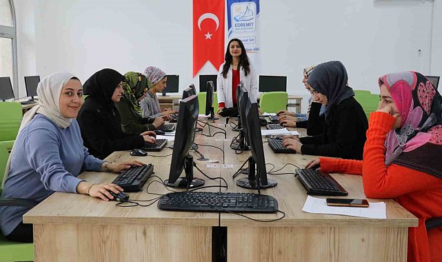 Edremit Belediyesinin kurslarında kadınlar hem meslek öğreniyor hem de aile bütçelerine katkı sağlıyor