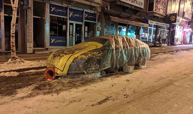 Eksi 9 derecede araçlar soğuktan battaniye ile korunuyor