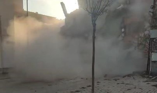 Elazığ'da 4 katlı bina tek dokunuşla yıkıldı
