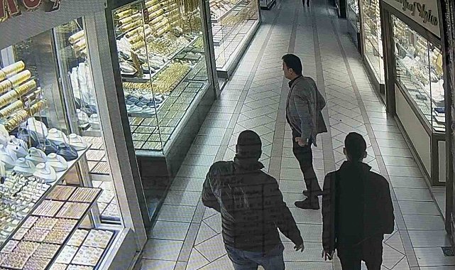 Elazığ'da 4.2 büyüklüğünde deprem anı güvenlik kamerasında