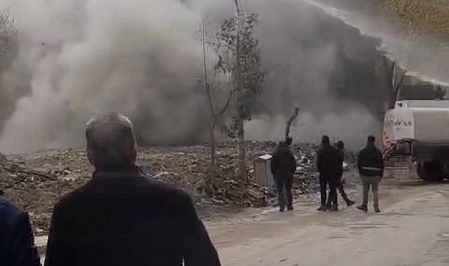 Elazığ'da ağır hasarlı bina tek dokunuşla yıkıldı