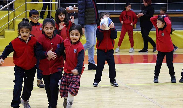 Elazığ'da geleneksel 'yakan top' turnuvası