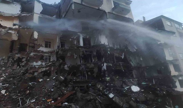 Elazığ'da ilginç görüntü: Büyük kısmı yıkılan binanın 7. katı ayakta kaldı