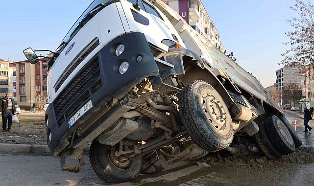 Yol çöktü kamyon çukura düştü