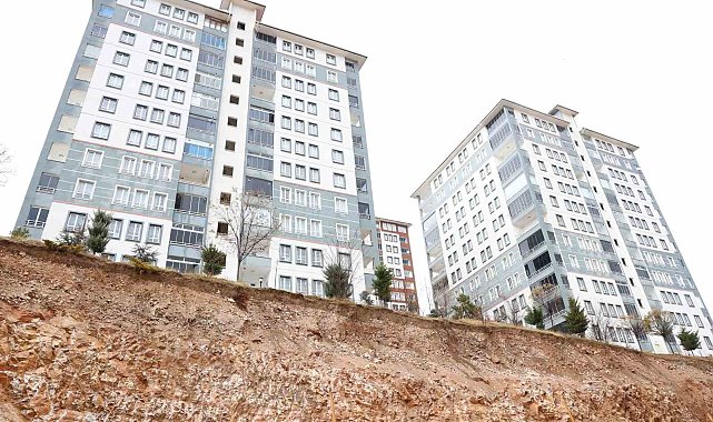 Elazığ'da istinat duvarı kısmen çöktü: Binalar uçurumun eşiğinde