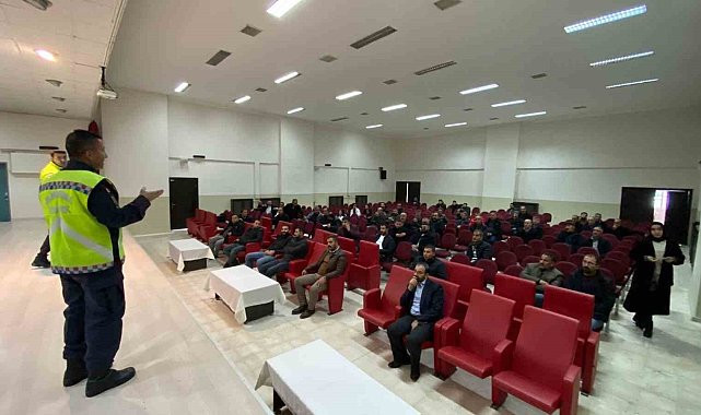 Elazığ'da öğrenci ve servis şoförlerine trafik eğitimi
