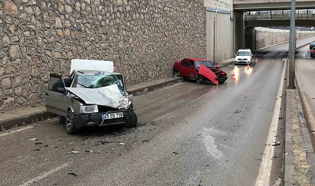 Elazığ'da otomobiller kafa kafaya çarpıştı: 4 yaralı