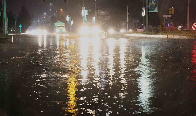 Elazığ'da sağanak yağış hayatı felç etti: Cadde ve sokaklar göle döndü