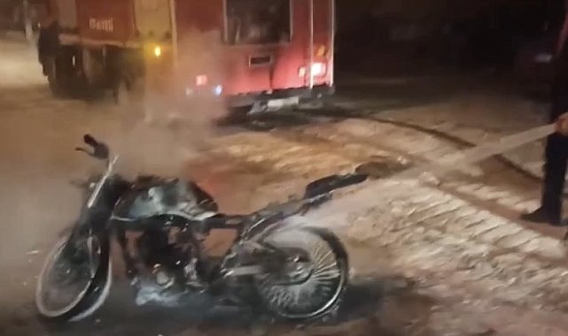 Elazığ'da seyir halindeki motosiklet yandı