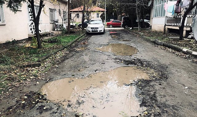 Erzincan'da ara sokaklarda yollar köstebek yuvasına döndü