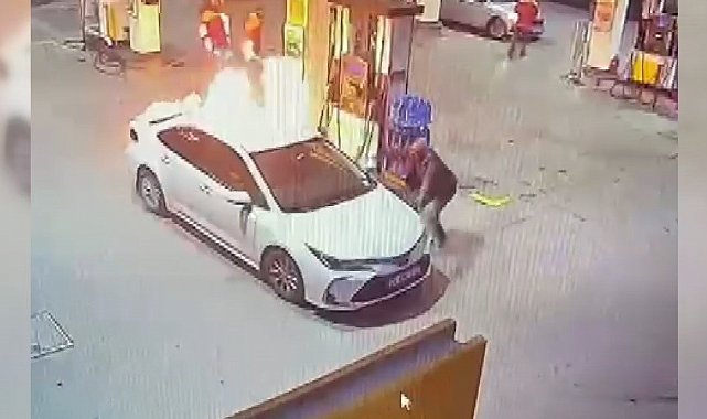 Erzincan'da bir istasyonda akaryakıt alan otomobil alev aldı