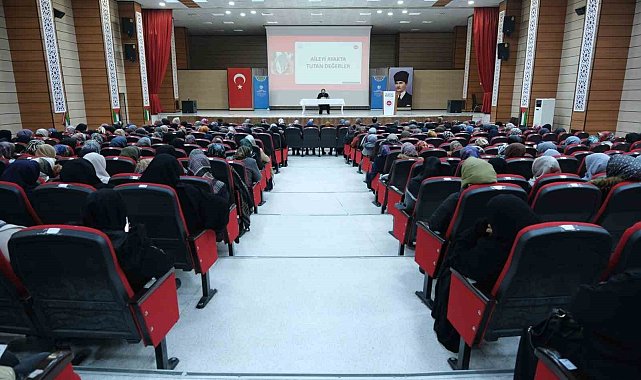 Erzincan'da kadınlara yönelik "Aileyi Ayakta Tutan Değerler" konferansı düzenlendi