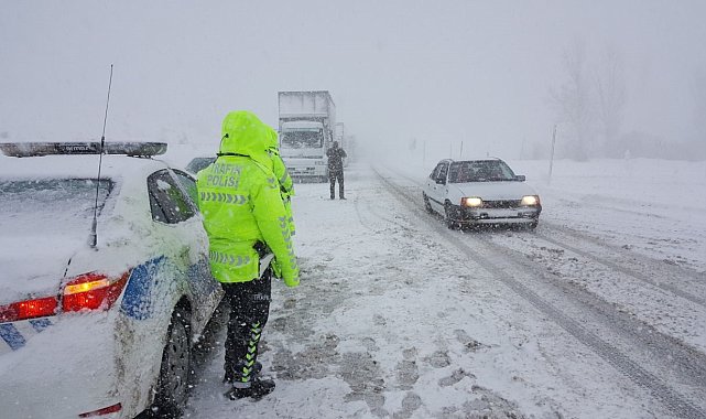 Erzincan'da kar ve tipi ulaşımda aksamalara neden oldu