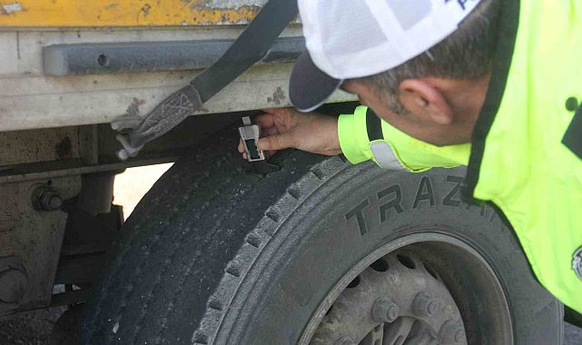 Erzincan'da trafik ekiplerinden zorunlu kış lastiği denetimi