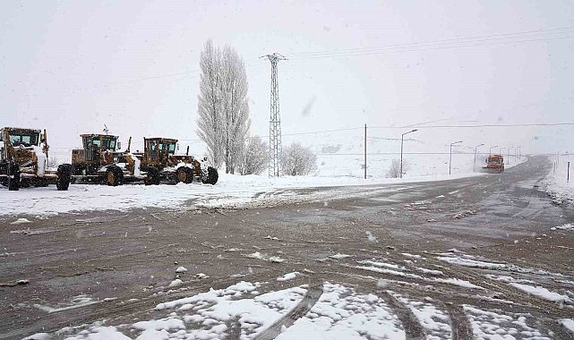 Erzincan'ın yüksek kesimlerinde kar yağışı etkili oldu