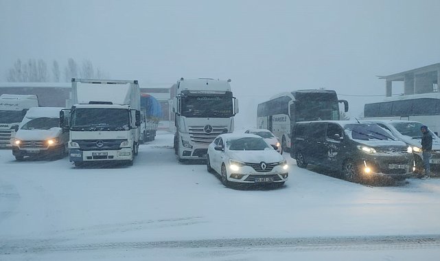 Erzurum'un Erzincan ve Bayburt yolları trafiğe kapatıldı