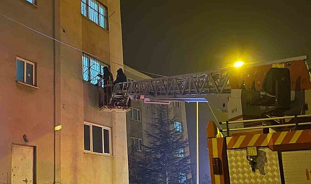 Evde kilitli kalan çocukları itfaiye kurtardı