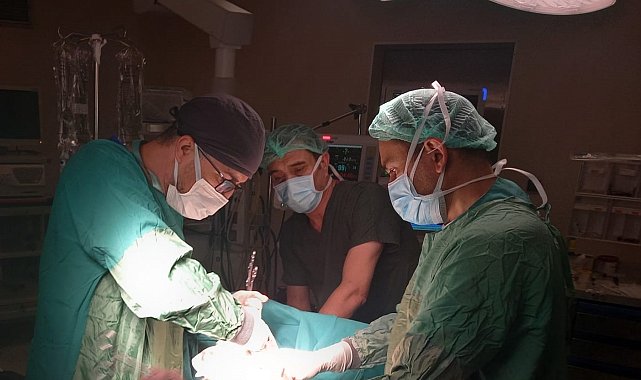 Fethi Sekin Şehir Hastanesi'nde ilk defa çocuk hastaya timektomi ameliyatı yapıldı