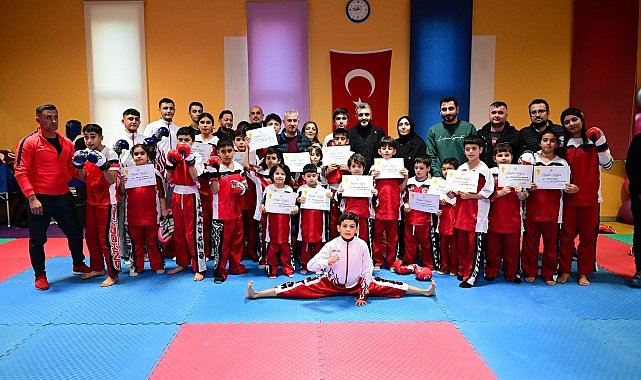 Genç Kickbokscular kuşak imtihanı için ter döktü