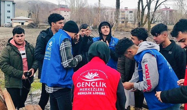 Gençler sokak hayvanları için doğaya mama ve yem bıraktı