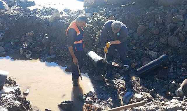 Hakkari Belediyesi'nden su arızasına müdahale