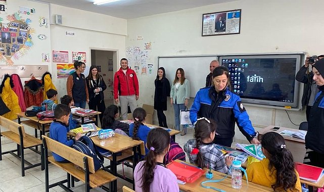 Hakkari polisi 50 öğrenciyi daha sevindirdi