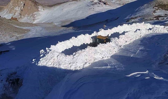 Hakkari'de 4 metre karla mücadele