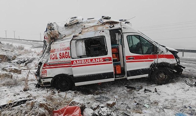 Hakkari'de ambulans kaza yaptı: 3 yaralı