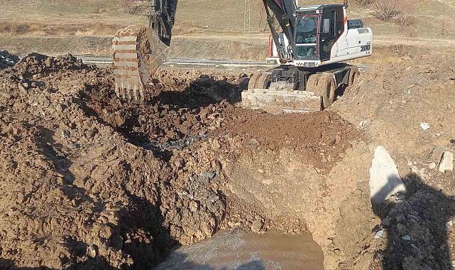 Hakkari'de içme suyu şebekesi patladı