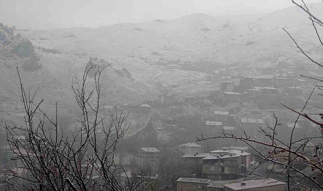 Hakkari'de karla karışık yağmur etkili oldu