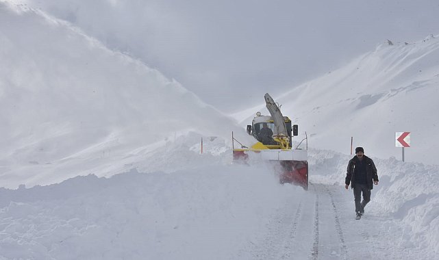 Hakkari'de karla mücadele çalışması