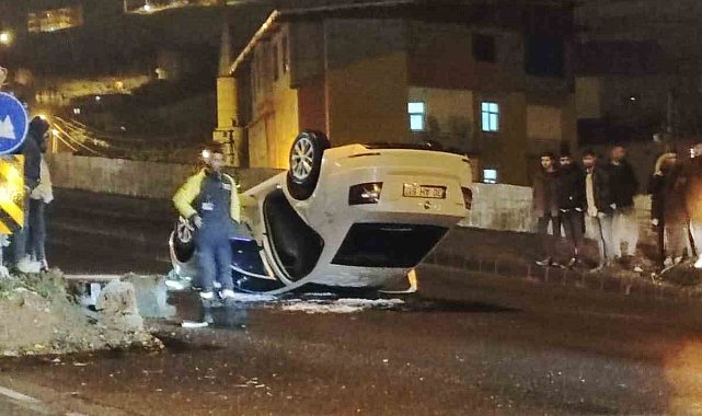 Hakkari'de otomobil takla attı: 3 yaralı