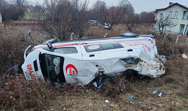 Hasta nakli yapan sağlık ekibi trafik kazası geçirdi: 3 yaralı