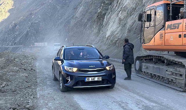 Heyalan nedeniyle kapanan Yüksekova-Van Karayolu tekrar ulaşıma açıldı